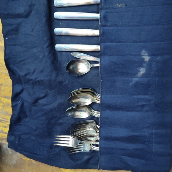 42 piece set of em Rogers mfg co silverware - Picture 2 of 3
